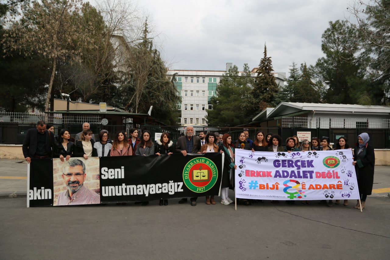 Baro Başkanımız Tahir ELÇİ'nin Katledilişinin 218. Haftası Anma Etkinliği Diyarbakır Adliyesi Önünde Gerçekleştirildi