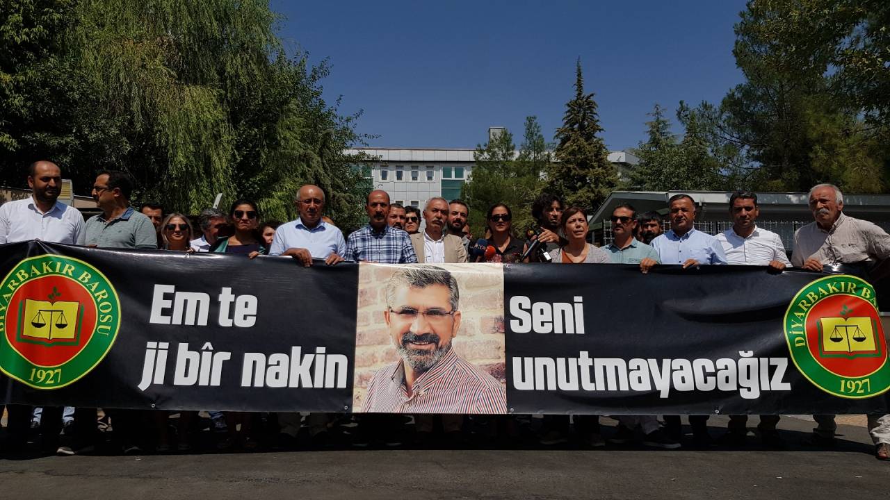 Baro Başkanımız Tahir ELÇİ'nin Katledilişinin 190. Haftası Anma Etkinliği Diyarbakır Adliyesi Önünde Gerçekleştirildi...
