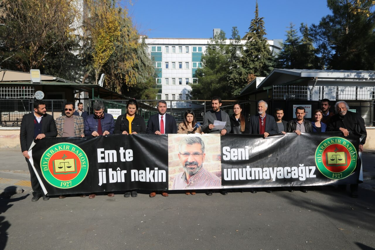 Baro Başkanımız Tahir ELÇİ'nin Katledilişinin 207. Haftası Anma Etkinliği Diyarbakır Adliyesi Önünde Gerçekleştirildi