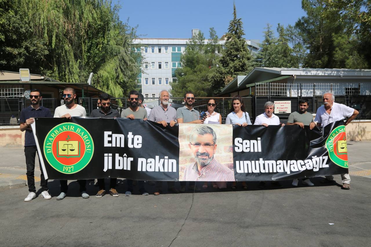 Baro Başkanımız Tahir ELÇİ'nin Katledilişinin 194. Haftası Anma Etkinliği Diyarbakır Adliyesi Önünde Gerçekleştirildi...