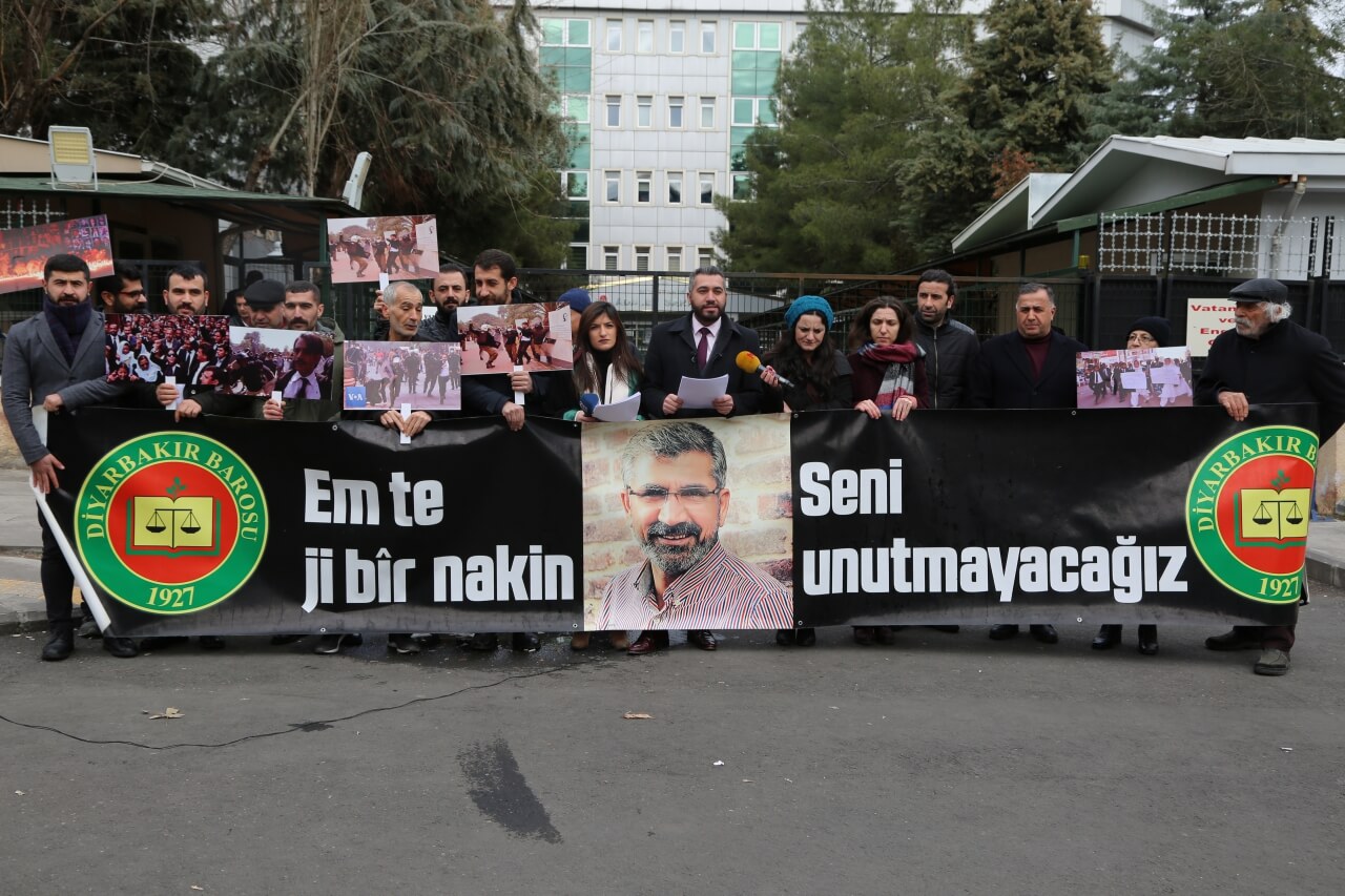 Baro Başkanımız Tahir ELÇİ'nin Katledilişinin 212. Haftası Anma Etkinliği Diyarbakır Adliyesi Önünde Gerçekleştirildi