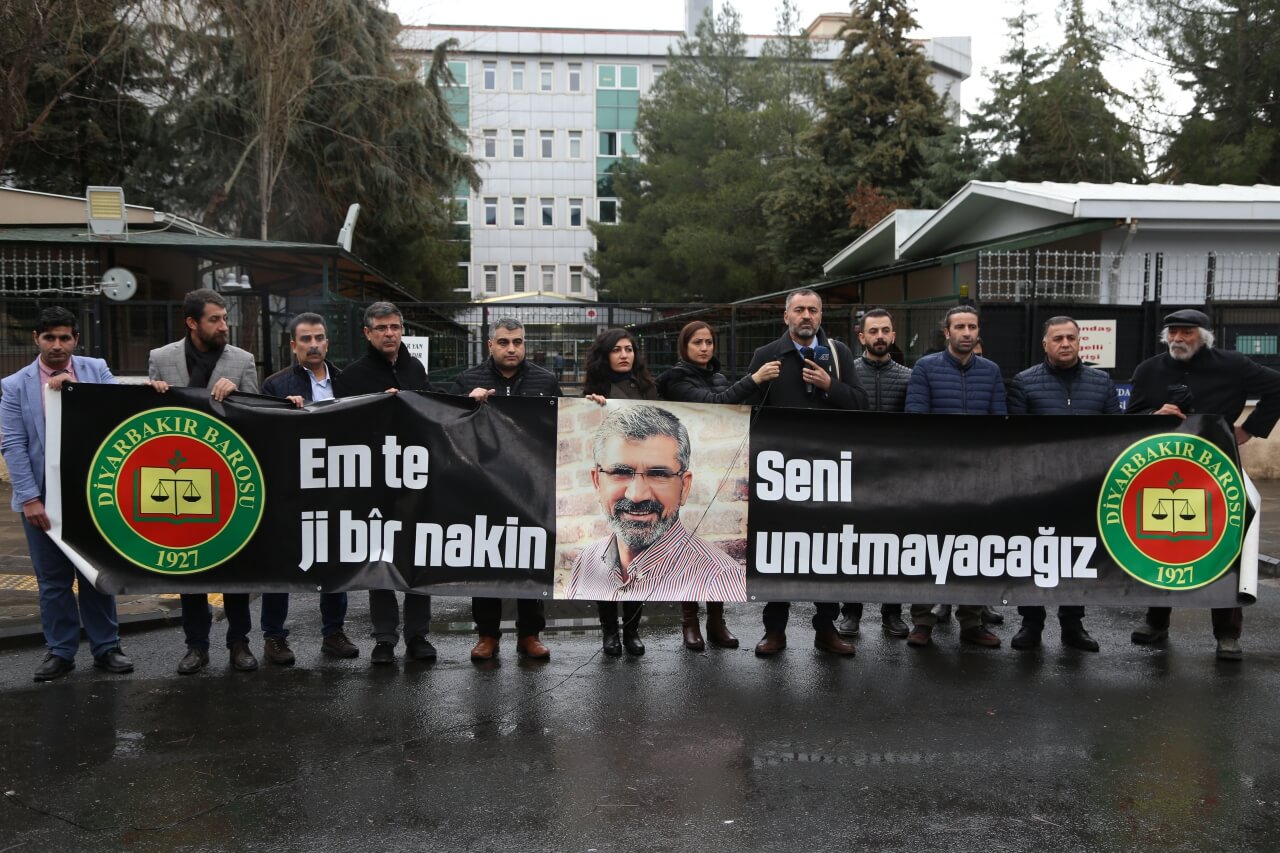 Baro Başkanımız Tahir ELÇİ'nin Katledilişinin 213. Haftası Anma Etkinliği Diyarbakır Adliyesi Önünde Gerçekleştirildi