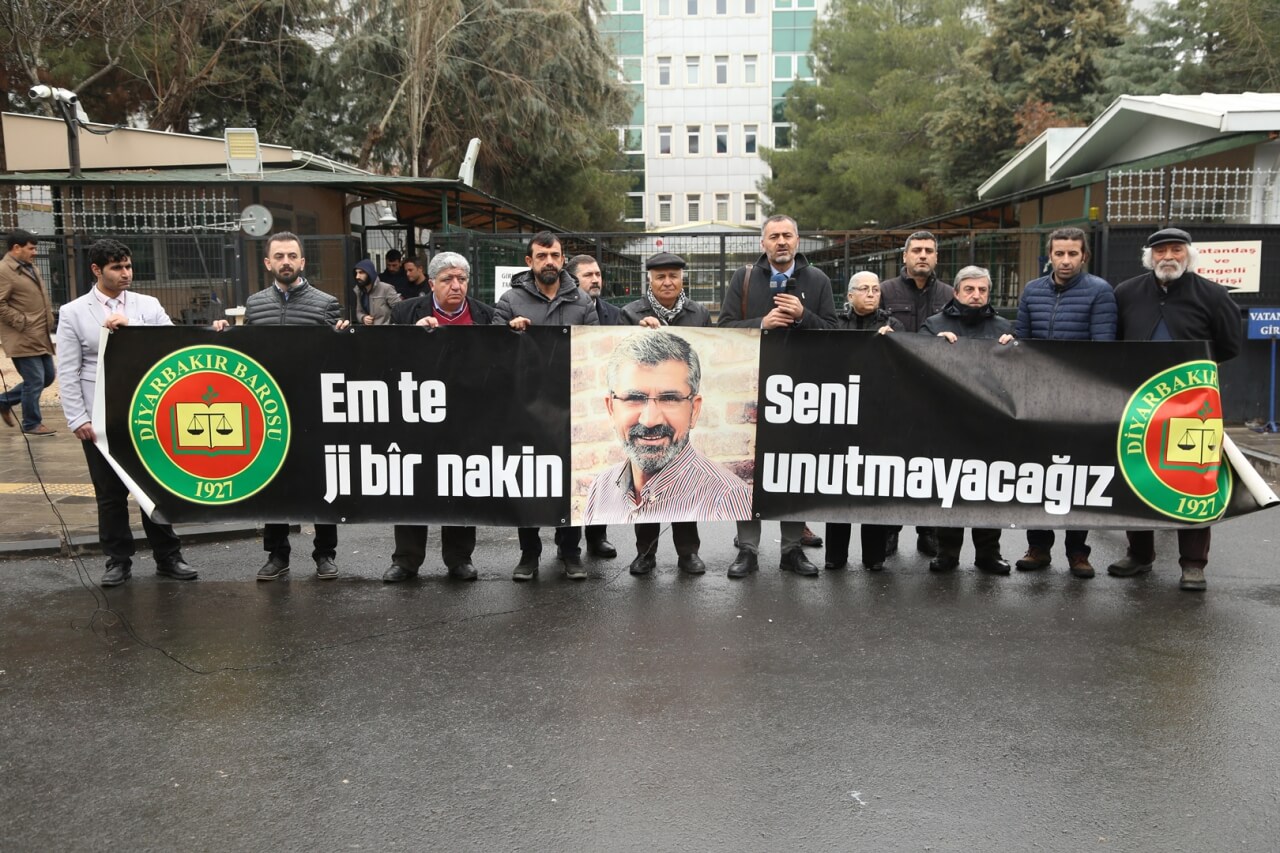 Baro Başkanımız Tahir ELÇİ'nin Katledilişinin 214. Haftası Anma Etkinliği Diyarbakır Adliyesi Önünde Gerçekleştirildi