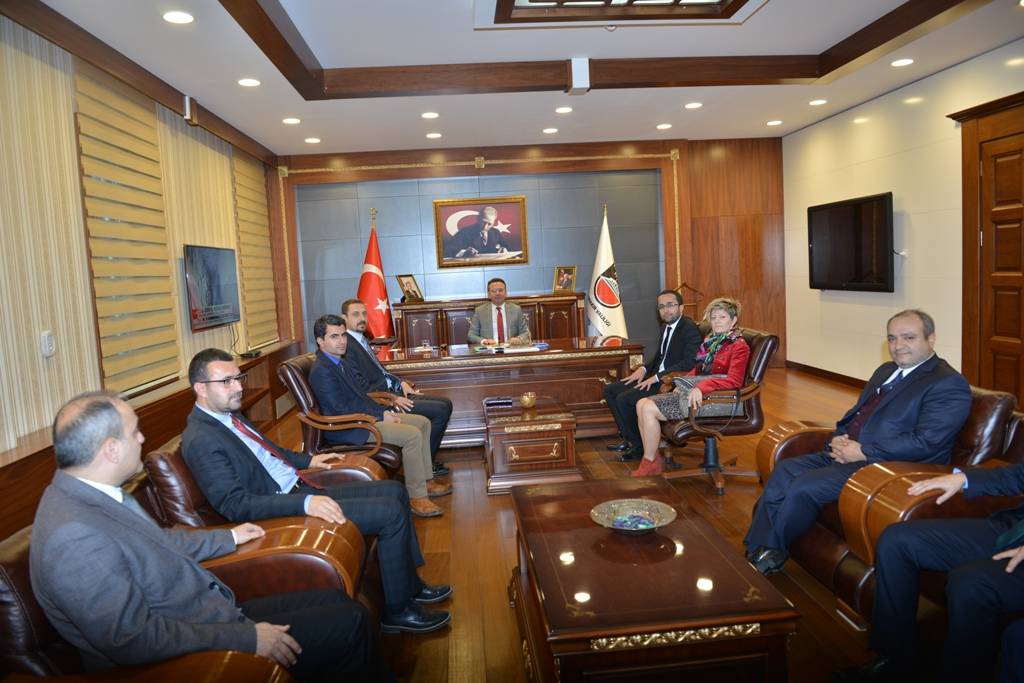 Baro Başkanımız Av. Ahmet ÖZMEN ve Yönetim Kurulu üyeleriyle Diyarbakır Valisi Hüseyin AKSOY?u ziyaret ettiler