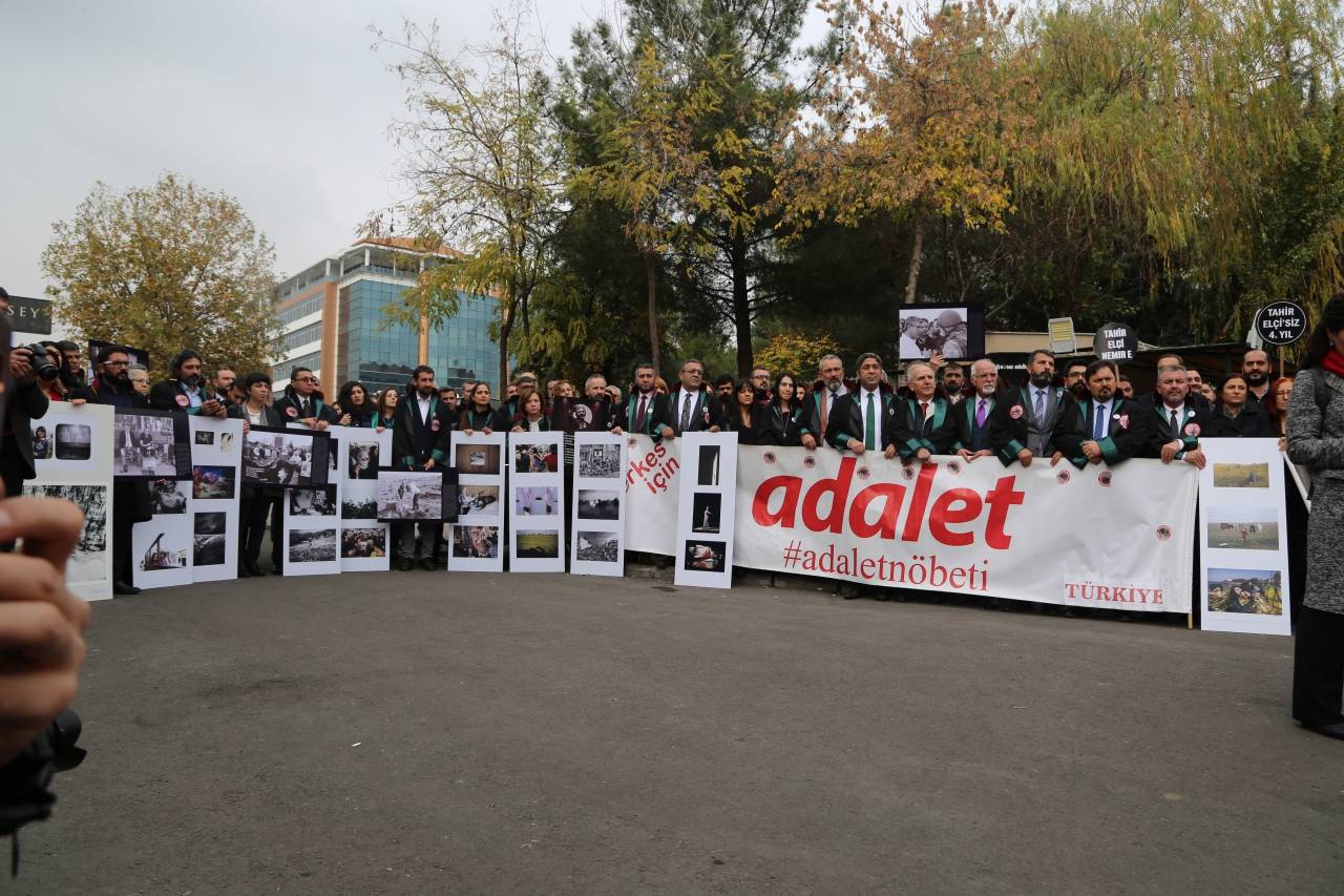 Adalet Nöbeti ve Tahir ELÇİ İnsan Hakları Kürsüsü Etkinliğinin 204. Haftası Anma Etkinliği Diyarbakır Adliyesi Önünde Gerçekleştirildi