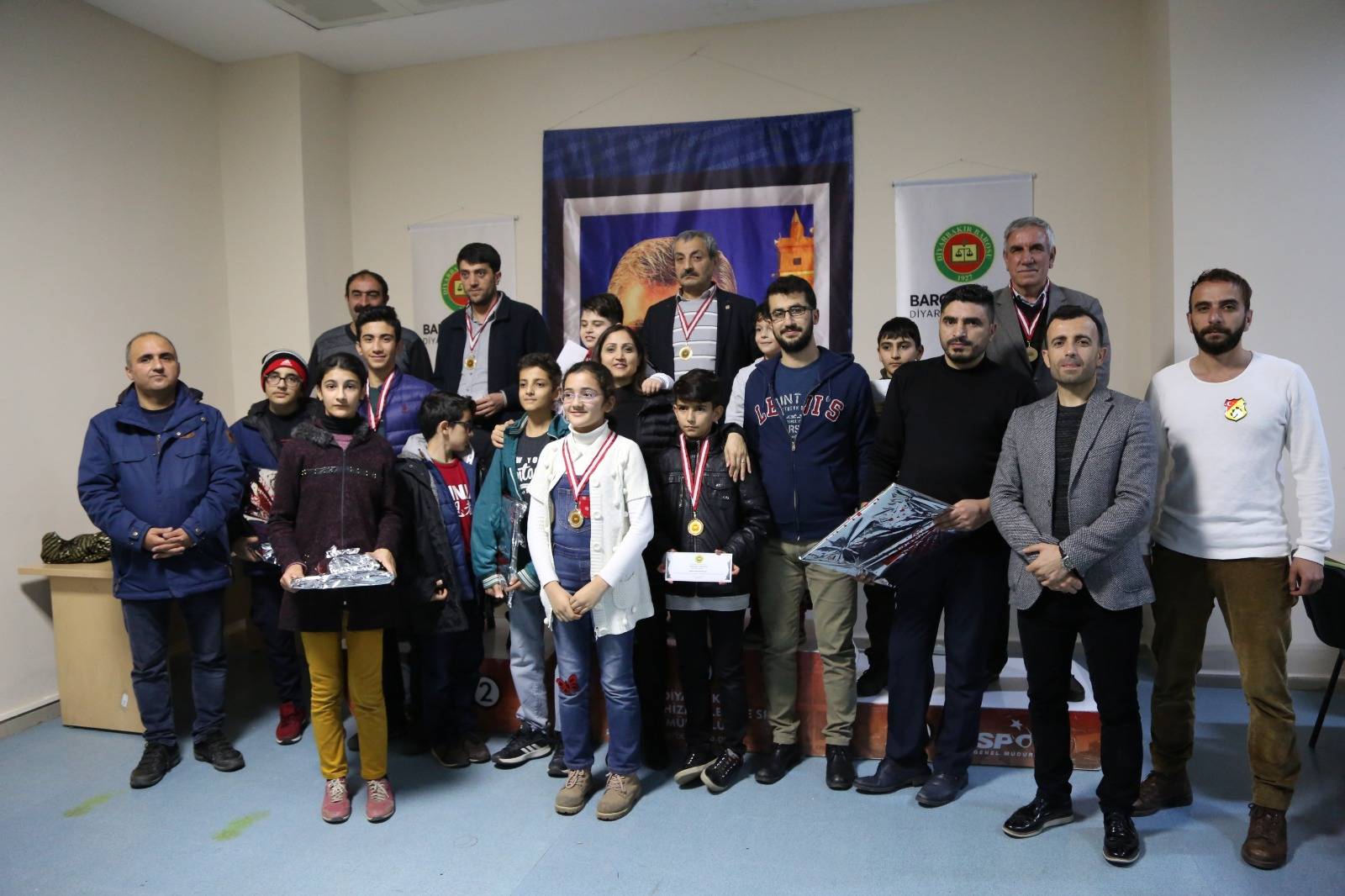 Bu yıl üçüncüsü düzenlenen Geleneksel Tahir Elçi Satranç Turnuvası sonuçlandı. Dereceye giren sporcular ödüllerini aldı...