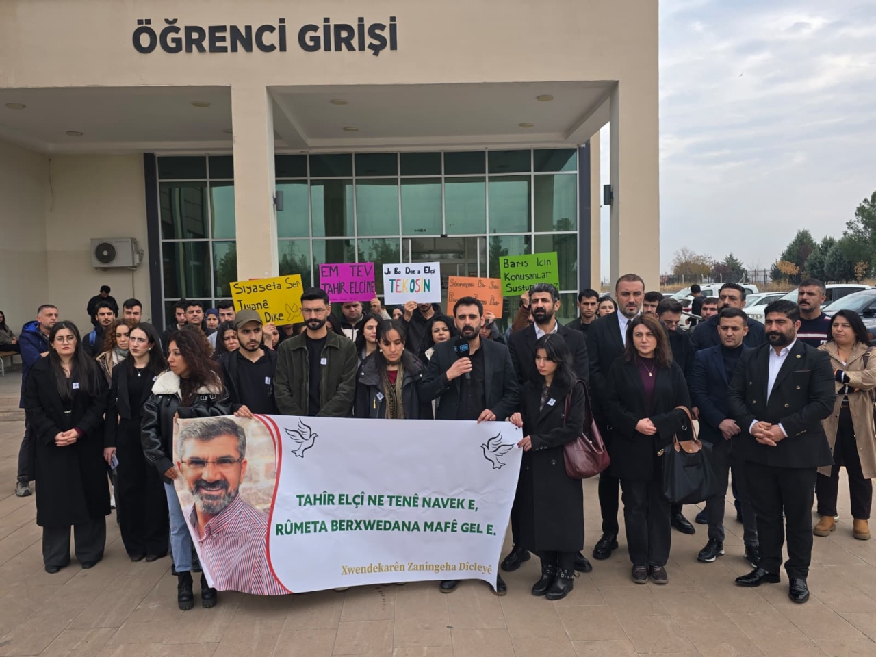 Dicle Üniversitesi Hukuk Fakültesinde Baro Başkanımız Tahir Elçi İçin Açıklama 