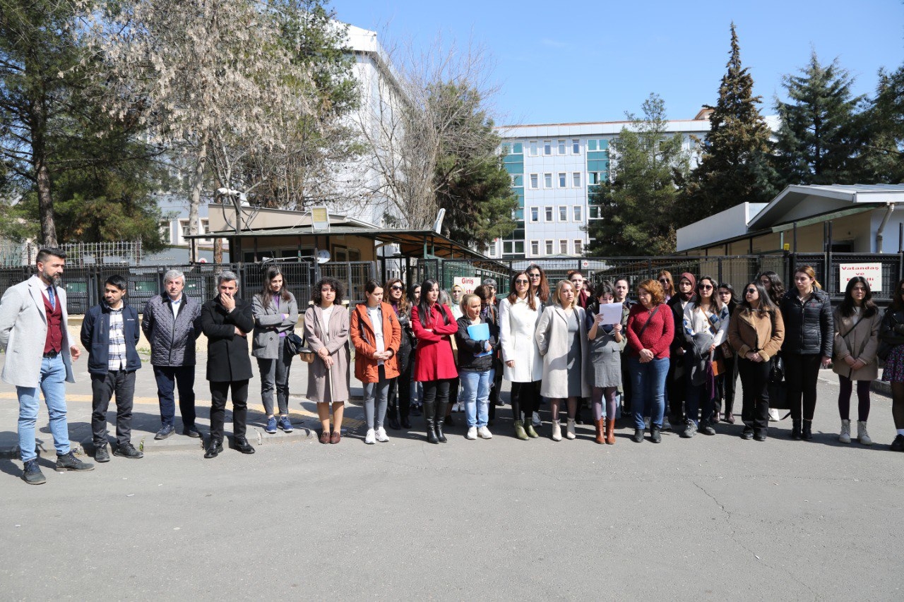 8 Mart Dünya Kadınlar Günü Nedeniyle Diyarbakır Adliyesi Önünde Ortak Basın Açıklaması Yapıldı