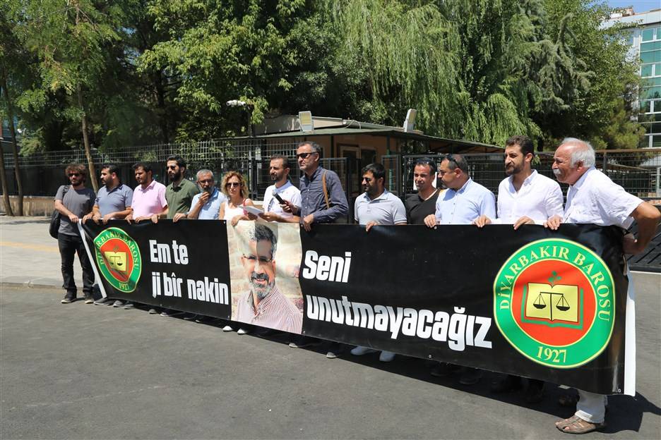 Baro Başkanımız Tahir ELÇİ'nin Katledilişinin 187. Haftası Anma Etkinliği Diyarbakır Adliyesi Önünde Gerçekleştirildi...