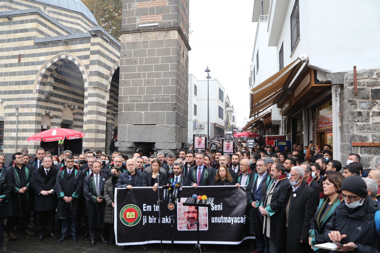 Katledilişinin 6. Yılında Ebedi Başkanımız Tahir Elçi'nin İnsan Hakları Mücadelesi Mirasına Sahip Çıkıyor, Saygı ve Özlemle Anıyoruz.