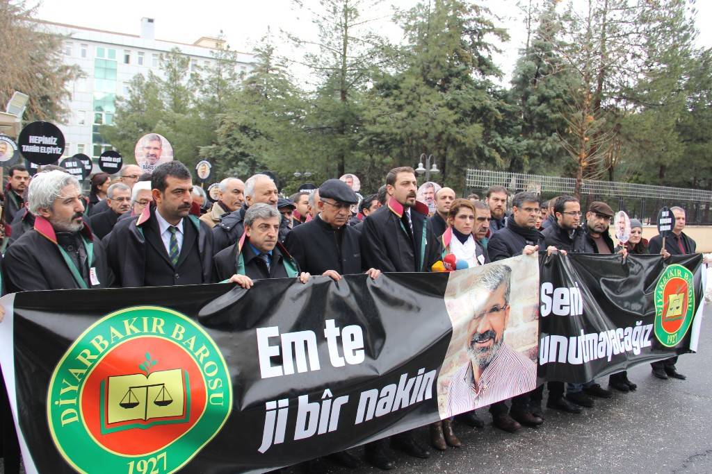 TANK ve TOP SESLERİ ALTINDA BARO BAŞKANIMIZIN KATLEDİLİŞİNİN 42. GÜNÜNDE SAYGIYLA ANIYORUZ