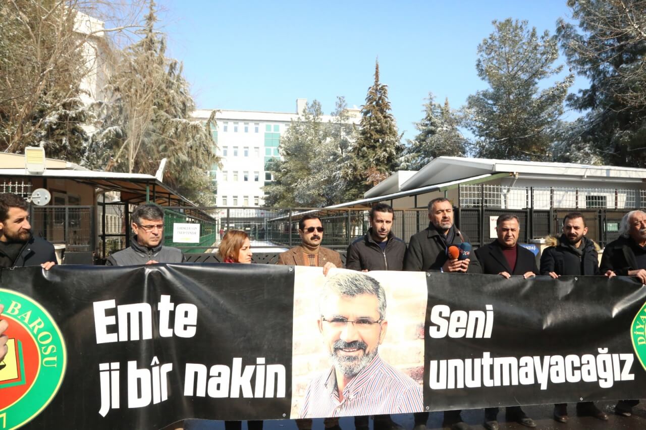 Baro Başkanımız Tahir ELÇİ'nin Katledilişinin 215. Haftası Anma Etkinliği Diyarbakır Adliyesi Önünde Gerçekleştirildi